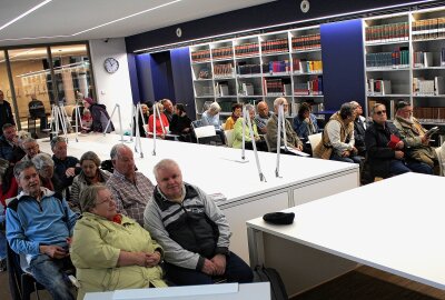 Freibergs Geschichte im neuen Herderhaus - Der bis auf den letzten Platz gefüllte Lesesaal mit interessierten Bürgerinnen und Bürgern. Foto: Renate Fischer