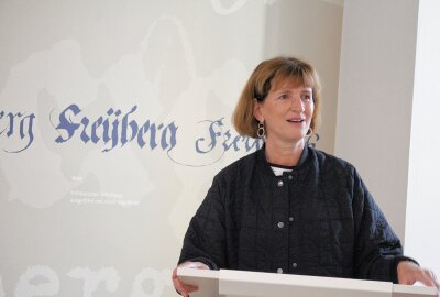 Freibergs Geschichte im neuen Herderhaus - Frau Dr. Ines Lorenz- Leiterin des Freiberger Stadtarchivs bei ihrem Vortrag zum Umzug. Foto: Renate Fischer