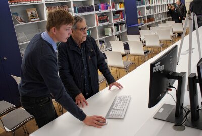 Freibergs Geschichte im neuen Herderhaus - Archivar Fabian Lust zeigt Egon Stelzner, die Suche nach archivierten Schriftstücken. Foto: Renate Fischer