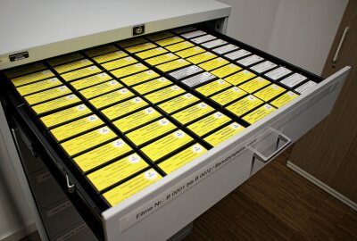 Freibergs Geschichte im neuen Herderhaus - Ein Blick in die Microfilm-Registratur. Foto: Renate Fischer