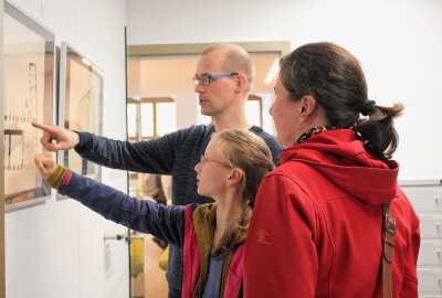 Freibergs Geschichte im neuen Herderhaus - Familie Torsten Bergt beim Betrachten alter Grundrisse. Foto: Renate Fischer