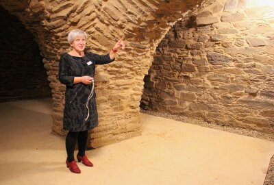 Freibergs Geschichte im neuen Herderhaus - Archivarin Annett Brodauf zeigt das restaurierte Kellergewölbe des Herderhauses. Foto: Renate Fischer