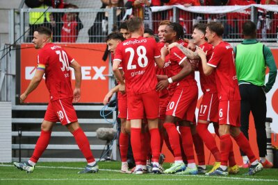 Freiburg besiegt Augsburg dank Tor-Rausch vor der Pause - Die Freiburger Spieler bejubeln das Tor zum 2:0.