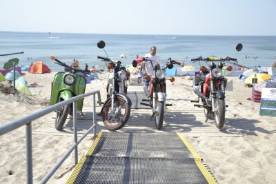 Freiheit auf zwei Rädern: Simson-Gang fährt auf den Großglockner und an Dänemarks Strand - Ob zur Müritz, auf Sylt (Foto) oder zum endlosen Strand von Dänemark - für die Jugendlichen ist mit ihrer geliebten Simson kein Weg zu weit.