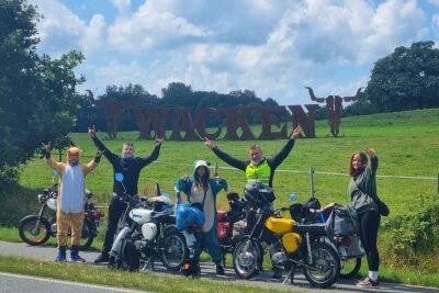 Freiheit auf zwei Rädern: Simson-Gang fährt auf den Großglockner und an Dänemarks Strand - Bald schon findet das Wacken Festival in Schleswig Holstein statt. Auch dort machten die Jugendlichen einen kurzen Fotostopp mit ihren Simsons.