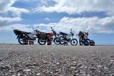 Freiheit auf zwei Rädern: Simson-Gang fährt auf den Großglockner und an Dänemarks Strand - Am Nordseestrand angekommen. Für die Hin- und Rückfahrt legen sie insgesamt rund 2600 Kilometer zurück.