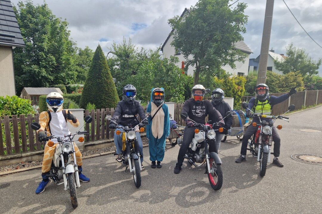 Freiheit auf zwei Rädern: Simson-Gang fährt auf den Großglockner und an Dänemarks Strand - Am 13. Juli starteten Fritz, Maja, Kim, Tim, Lucienne und Tobi ihre 4. Reise. Dieses Jahr ist die Nordsee das Ziel.