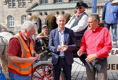 Friedenstreck 24 Dresden-Prag-Chemnitz erreicht Chemnitz - Bürgermeister Knut Kunze empfängt auf dem Neumarkt den Pferdefriedensglockentreck. Foto: Harry Härtel