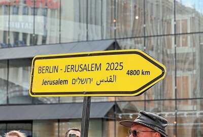 Friedenstreck 24 Dresden-Prag-Chemnitz erreicht Chemnitz - Bürgermeister Knut Kunze empfängt auf dem Neumarkt den Pferdefriedensglockentreck. Foto: Harry Härtel