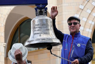 Friedenstreck 24 Dresden-Prag-Chemnitz erreicht Chemnitz - Bürgermeister Knut Kunze empfängt auf dem Neumarkt den Pferdefriedensglockentreck. Foto: Harry Härtel