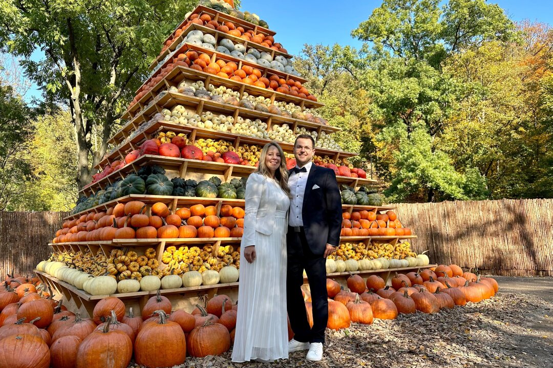 Frisch verheiratet zwischen Kürbissen: Dresdner Paar feiert Hochzeit im Freizeitpark - Nicole und Thomas S. aus Dresden nutzten den Donnerstag für einen Besuch der Kürbisausstellung im Freizeitpark Oskarshausen.