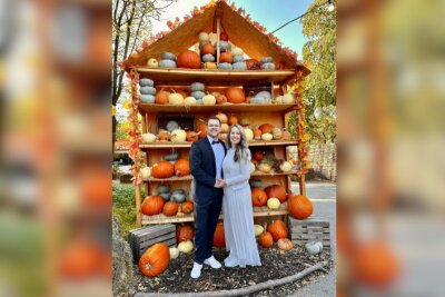 Frisch verheiratet zwischen Kürbissen: Dresdner Paar feiert Hochzeit im Freizeitpark - Doch das Paar zog sofort alle Blicke auf sich: In Hochzeitskleid und Anzug flanierten sie durch die Ausstellung, denn nur wenige Stunden zuvor hatten sie sich in Dresden das Ja-Wort gegeben.