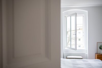 Frische Luft, konstante Wärme - so hat Schimmel keine Chance - Fenster weit auf, dabei die Heizung runterdrehen: An kalten Tagen hilft Stoßlüften, um Schimmel zu verhindern und Energie zu sparen.