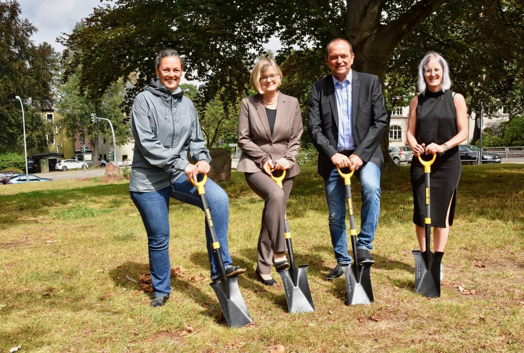 Frischekur für zentralen Platz in westsächsischer Kleinstadt - Am Mittwoch beim symbolischen Spatenstich für das Bauprojekt Paul-Fritzsching-Platz. Foto: Steffi Hofmann