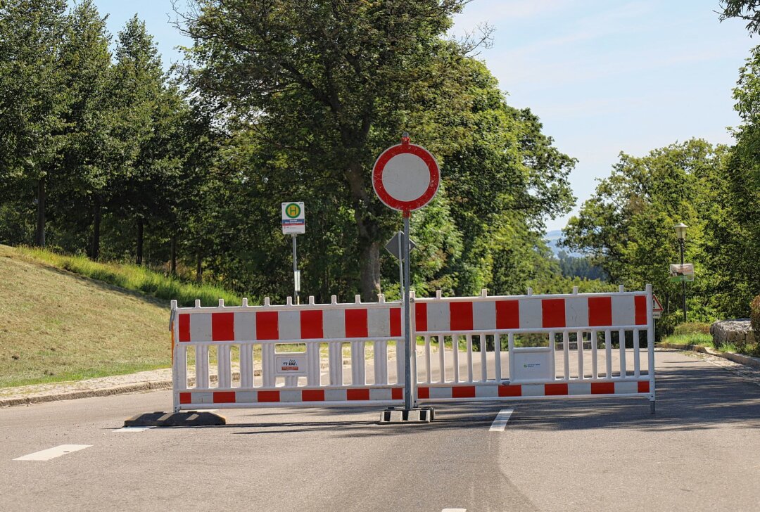 Frittierölspur zieht sich über mehrere Orte: Feuerwehr und Umweltdienst im Einsatz - Am Montagvormittag wurden Feuerwehren in Bernsbach zu einer  langen Ölspur gerufen. Foto. Niko Mutschmann