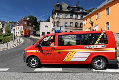 Frittierölspur zieht sich über mehrere Orte: Feuerwehr und Umweltdienst im Einsatz - Am Montagvormittag wurden Feuerwehren in Bernsbach zu einer langen Ölspur gerufen. Foto. Niko Mutschmann