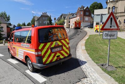 Frittierölspur zieht sich über mehrere Orte: Feuerwehr und Umweltdienst im Einsatz - Am Montagvormittag wurden Feuerwehren in Bernsbach zu einer langen Ölspur gerufen. Foto. Niko Mutschmann