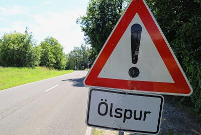 Frittierölspur zieht sich über mehrere Orte: Feuerwehr und Umweltdienst im Einsatz - Am Montagvormittag wurden Feuerwehren in Bernsbach zu einer langen Ölspur gerufen. Foto. Niko Mutschmann