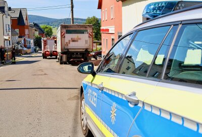 Frittierölspur zieht sich über mehrere Orte: Feuerwehr und Umweltdienst im Einsatz - Am Montagvormittag wurden Feuerwehren in Bernsbach zu einer langen Ölspur gerufen. Foto. Niko Mutschmann