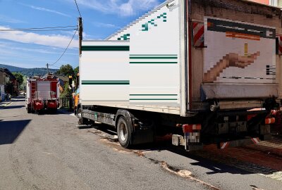 Frittierölspur zieht sich über mehrere Orte: Feuerwehr und Umweltdienst im Einsatz - Am Montagvormittag wurden Feuerwehren in Bernsbach zu einer langen Ölspur gerufen. Foto. Niko Mutschmann