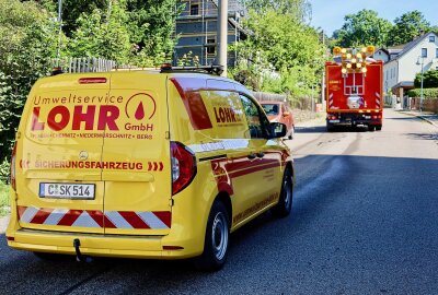 Frittierölspur zieht sich über mehrere Orte: Feuerwehr und Umweltdienst im Einsatz - Am Montagvormittag wurden Feuerwehren in Bernsbach zu einer langen Ölspur gerufen. Foto. Niko Mutschmann