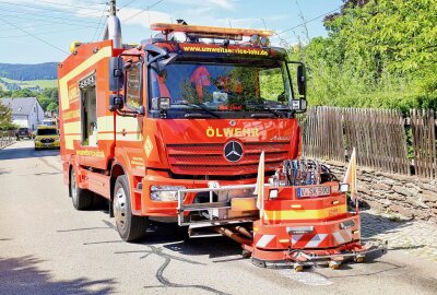 Frittierölspur zieht sich über mehrere Orte: Feuerwehr und Umweltdienst im Einsatz - Am Montagvormittag wurden Feuerwehren in Bernsbach zu einer langen Ölspur gerufen. Foto. Niko Mutschmann