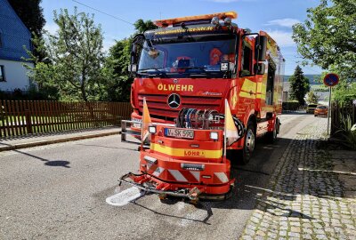 Frittierölspur zieht sich über mehrere Orte: Feuerwehr und Umweltdienst im Einsatz - Am Montagvormittag wurden Feuerwehren in Bernsbach zu einer langen Ölspur gerufen. Foto. Niko Mutschmann