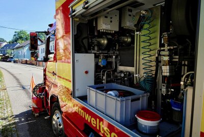 Frittierölspur zieht sich über mehrere Orte: Feuerwehr und Umweltdienst im Einsatz - Am Montagvormittag wurden Feuerwehren in Bernsbach zu einer langen Ölspur gerufen. Foto. Niko Mutschmann