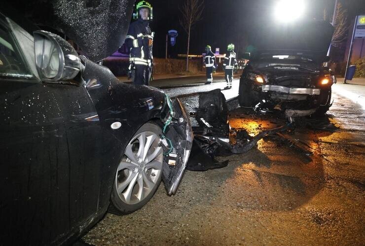 Frontalcrash auf B174 in Chemnitz: Drei Personen verletzt - Am Donnerstag ereignete sich gegen 17.30 Uhr in Chemnitz aus bisher unbekannter Ursache ein Frontalcrash zwischen einem PKW Mazda und einem PKW Audi.