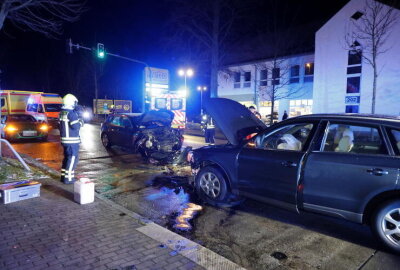 Frontalcrash auf B174 in Chemnitz: Vier Personen verletzt - Am Donnerstag ereignete sich gegen 17.30 Uhr in Chemnitz aus bisher unbekannter Ursache ein Frontalcrash zwischen einem PKW Mazda und einem PKW Audi.