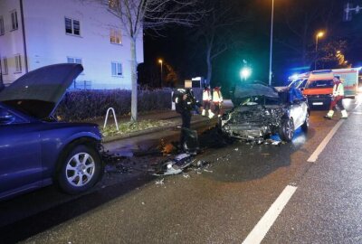 Frontalcrash auf B174 in Chemnitz: Vier Personen verletzt - Nach ersten Informationen wurden drei Personen verletzt in ein Krankenhaus gebracht.