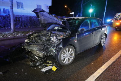 Frontalcrash auf B174 in Chemnitz: Vier Personen verletzt - Nach ersten Informationen wurden drei Personen verletzt in ein Krankenhaus gebracht.