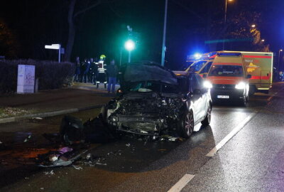 Frontalcrash auf B174 in Chemnitz: Vier Personen verletzt - An beiden Fahrzeugen entstand Totalschaden.