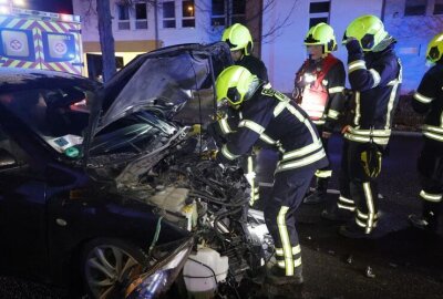 Frontalcrash auf B174 in Chemnitz: Vier Personen verletzt - An beiden Fahrzeugen entstand Totalschaden.