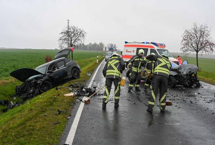 Frontalcrash auf B175 in Mittelsachsen: Zwei Fahrer schwer verletzt - Zu einem schweren Unfall kam es am Donnerstagmittag auf der B175 zwischen Hartha und Geringswalde.