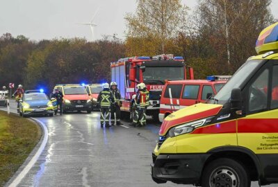 Frontalcrash auf B175 in Mittelsachsen: Zwei Fahrer schwer verletzt - Zu einem schweren Unfall kam es am Donnerstagmittag auf der B175 zwischen Hartha und Geringswalde.