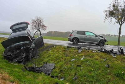 Frontalcrash auf B175 in Mittelsachsen: Zwei Fahrer schwer verletzt - Beide Autofahrer (eine Frau, ein Mann) wurden bei dem Zusammenstoß schwer verletzt und kamen in ein Krankenhaus.