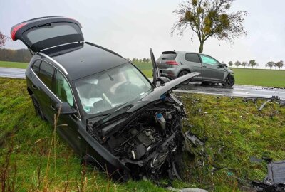 Frontalcrash auf B175 in Mittelsachsen: Zwei Fahrer schwer verletzt - Beide Autofahrer (eine Frau, ein Mann) wurden bei dem Zusammenstoß schwer verletzt und kamen in ein Krankenhaus.