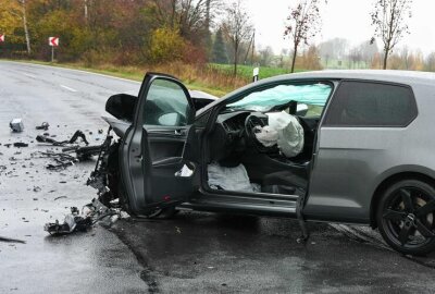 Frontalcrash auf B175 in Mittelsachsen: Zwei Fahrer schwer verletzt - Beide Autofahrer (eine Frau, ein Mann) wurden bei dem Zusammenstoß schwer verletzt und kamen in ein Krankenhaus.