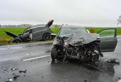 Frontalcrash auf B175 in Mittelsachsen: Zwei Fahrer schwer verletzt - Alarmierte Feuerwehrleute mussten einen Autofahrer aus seinem Fahrzeug befreien und dem Rettungsdienst übergeben.