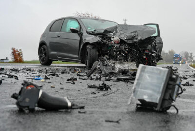 Frontalcrash auf B175 in Mittelsachsen: Zwei Fahrer schwer verletzt - Alarmierte Feuerwehrleute mussten einen Autofahrer aus seinem Fahrzeug befreien und dem Rettungsdienst übergeben.