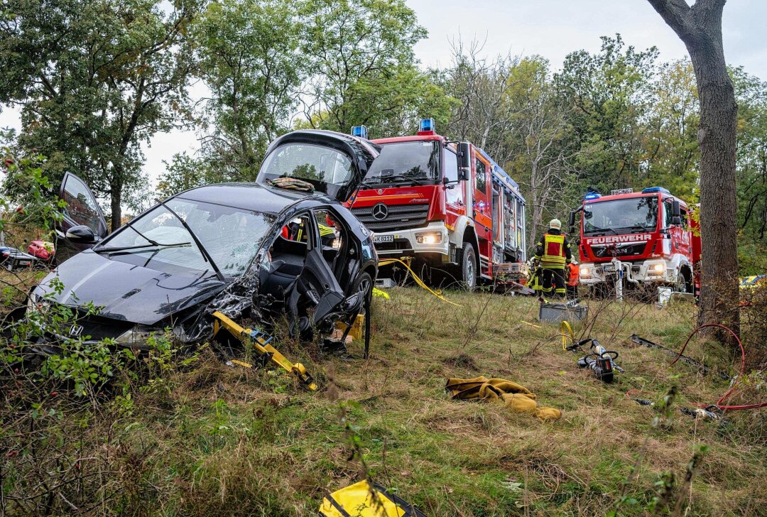 Frontalcrash auf der S135: Zwei Schwerverletzte nach Unfall in Kurve - Am Freitagnachmittag gegen 15:45 Uhr ereignete sich auf der S135 zwischen Grossschoenau und Spitzkunnersdorf ein schwerer Unfall. Foto: xcitepress/Thomas Baier