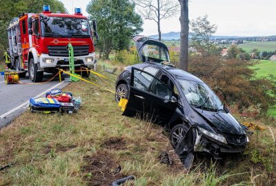 Frontalcrash auf der S135: Zwei Schwerverletzte nach Unfall in Kurve - In einer Kurve kollidierten zwei entgegenkommende Fahrzeuge. Foto: xcitepress/Thomas Baier