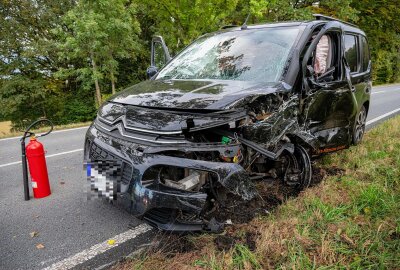 Frontalcrash auf der S135: Zwei Schwerverletzte nach Unfall in Kurve - Die Unfallursache ist derzeit noch unklar. Foto: xcitepress/Thomas Baier