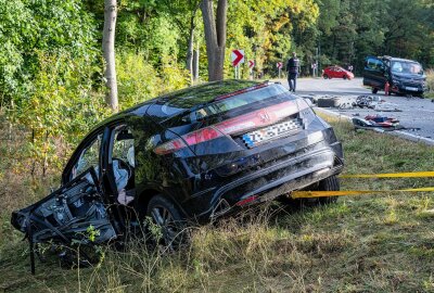 Frontalcrash auf der S135: Zwei Schwerverletzte nach Unfall in Kurve - Eine Person wurde in ihrem Fahrzeug eingeschlossen, während eine weitere in dem anderen Fahrzeug eingeklemmt war. Foto: xcitepress/Thomas Baier