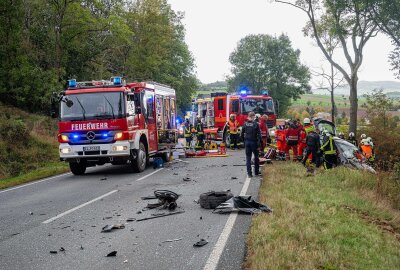 Frontalcrash auf der S135: Zwei Schwerverletzte nach Unfall in Kurve - Diese Person wurde anschließend mit einem Rettungshubschrauber in eine Klinik gebracht. Foto: xcitepress/Thomas Baier