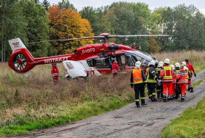 Frontalcrash auf der S135: Zwei Schwerverletzte nach Unfall in Kurve - Die Person wurde anschließend mit einem Rettungshubschrauber in eine Klinik gebracht. Foto: xcitepress/Thomas Baier