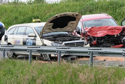 Frontalcrash mit Bus: Tödlicher Verkehrsunfall auf B6 - Die B6 musste während des Rettungseinsatzes und der Unfallaufnahme in dem Bereich für mehrere Stunden voll gesperrt werden. Foto: Sören Müller