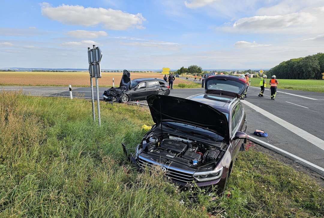 Frontale Kollision: Drei Verletzte nach Kreuzungscrash in Meerane - Drei Verletzte nach Kreuzungscrash in Meerane. Foto: Mike Müller