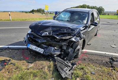 Frontale Kollision: Drei Verletzte nach Kreuzungscrash in Meerane - Drei Verletzte nach Kreuzungscrash in Meerane. Foto: Mike Müller